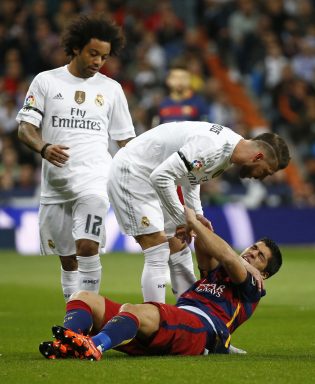 Primer choque entre Sergio Ramos y Luis Suárez (Reuters)