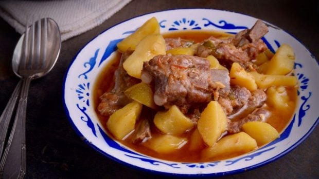 Patatas con n&iacute;scalos y costillas adobadas