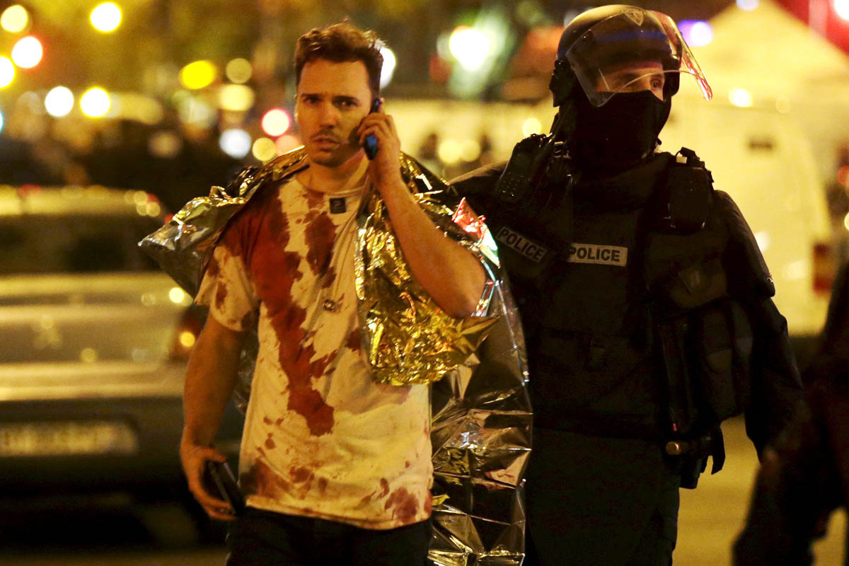 Una víctima de los atentados de París hablando por el teléfono móvil. (Foto: AFP)