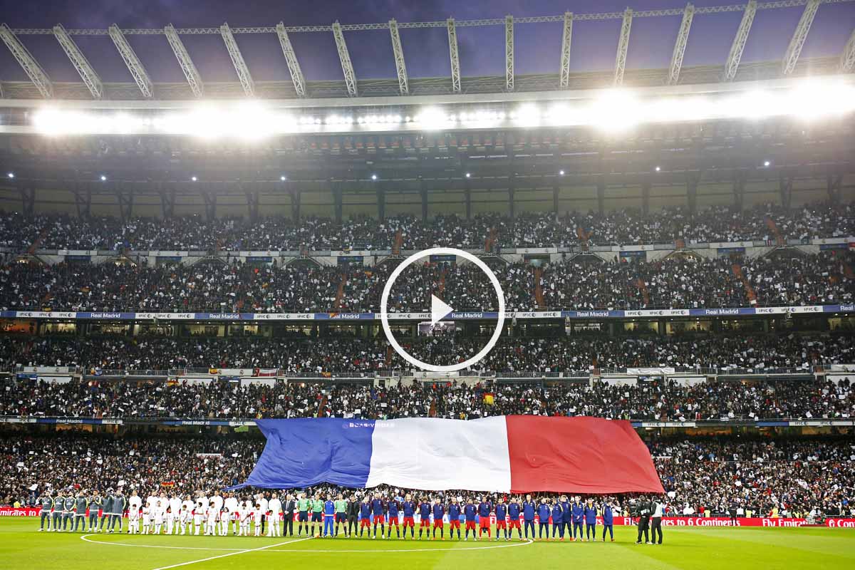 El Santiago Bernabéu, con los colores de Francia en los prolegómenos del Clásico (Foto: Reuters)