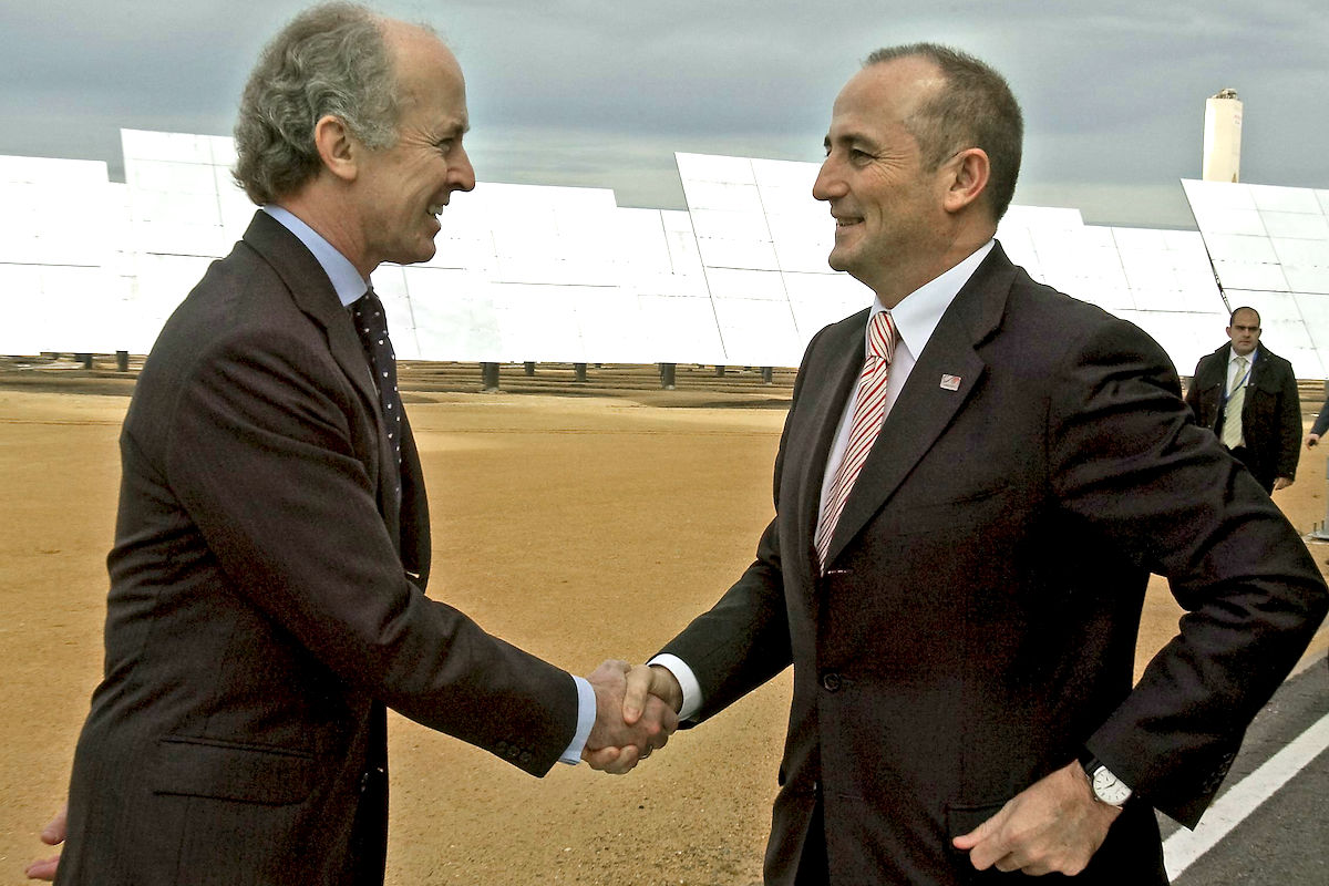 El ex presidente de Abengoa, Felipe Benjumea, con el ex ministro de Industria, Miguel Sebastián. (Foto: EFE)