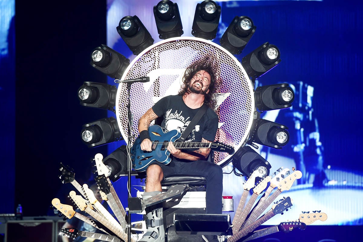 Dave Grohl, líder de Foo Fighters, sobre el habitáculo creado para poder tocar pese a su pierna rota (Foto: Getty)