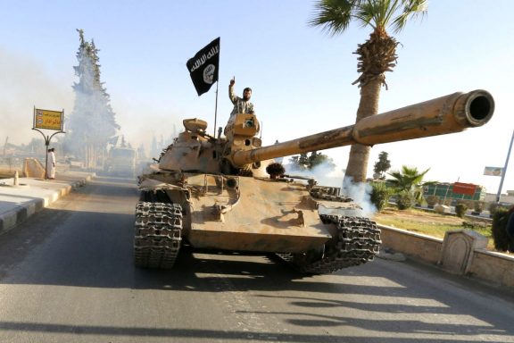 Un tanque del ISIS desfila por las calles de Raqqa. (Foto: REUTERS)