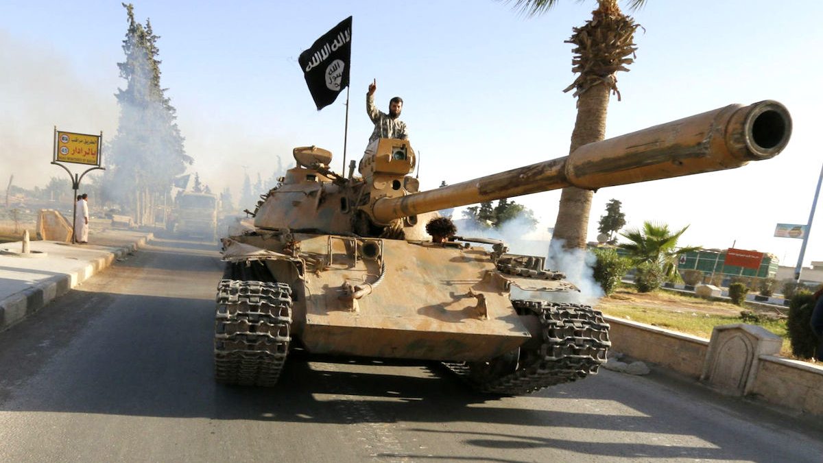 Un tanque del ISIS desfila por las calles de Raqqa. (Foto: REUTERS)