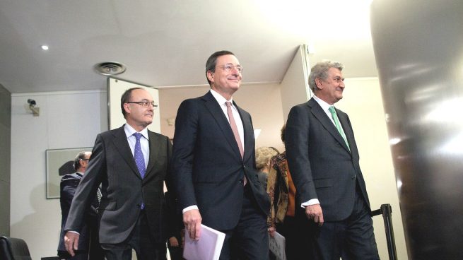 Luis Linde acompaña a Mario Draghi.