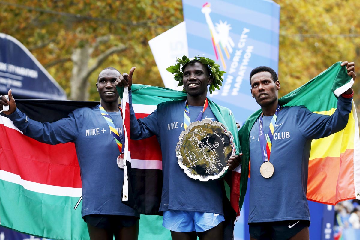 El podio masculino, con Biwott luciendo el oro (Foto: Reuters)
