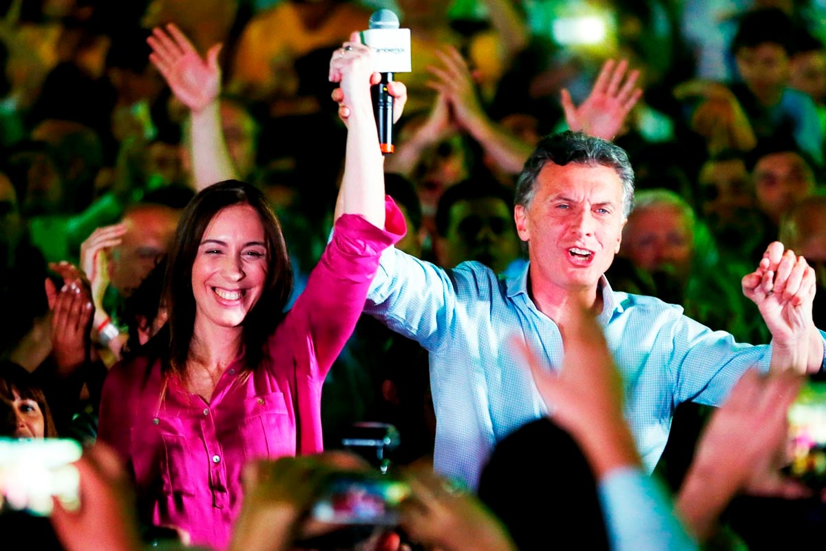 Mauricio Macri, junto a la reciente ganadora en la región de Buenos Aires María Eugenia Vidal (Foto: Reuters)