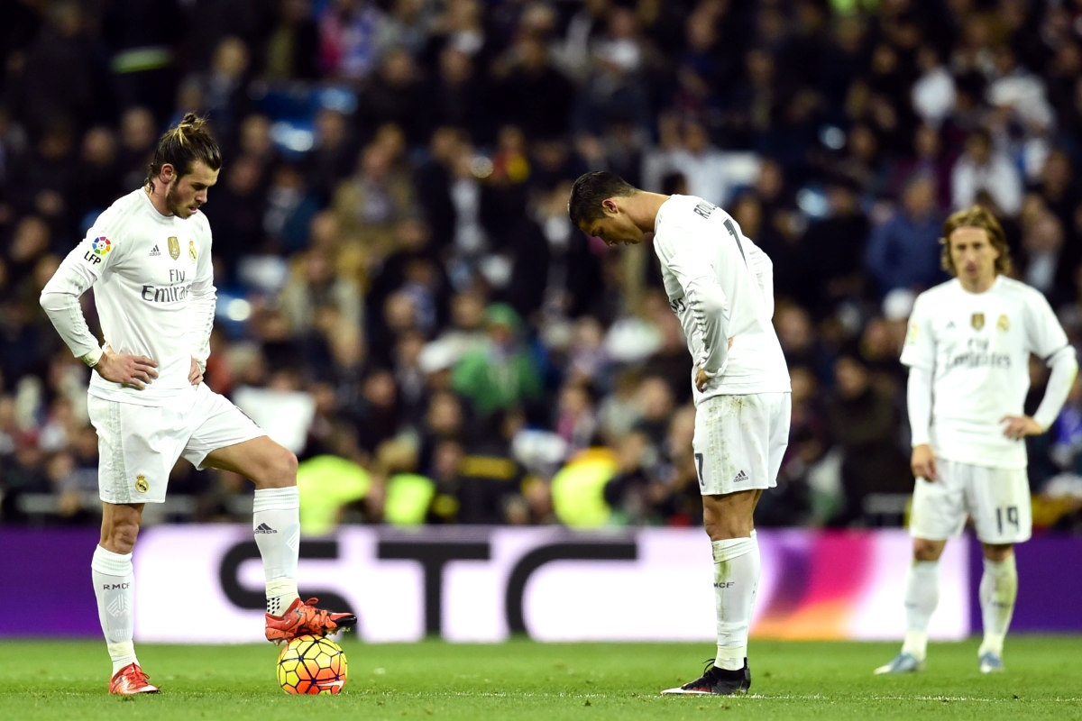 Bale y Cristiano, con Modric al fondo, cabizbajos tras uno de los goles del Barça en el Clásico (Foto: AFP)