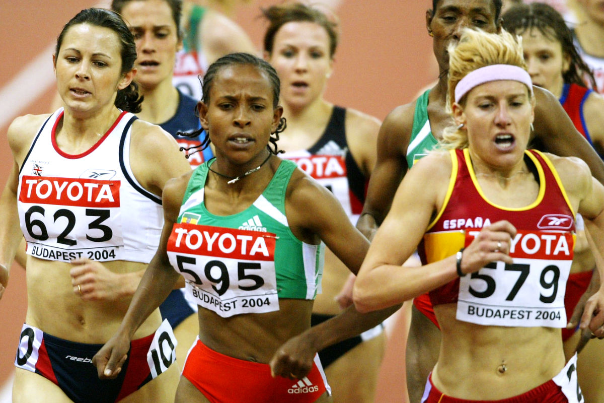 Marta Domíngez durante su participación en el campeonato mundial de atletismo de Budapest, en marzo de 2004