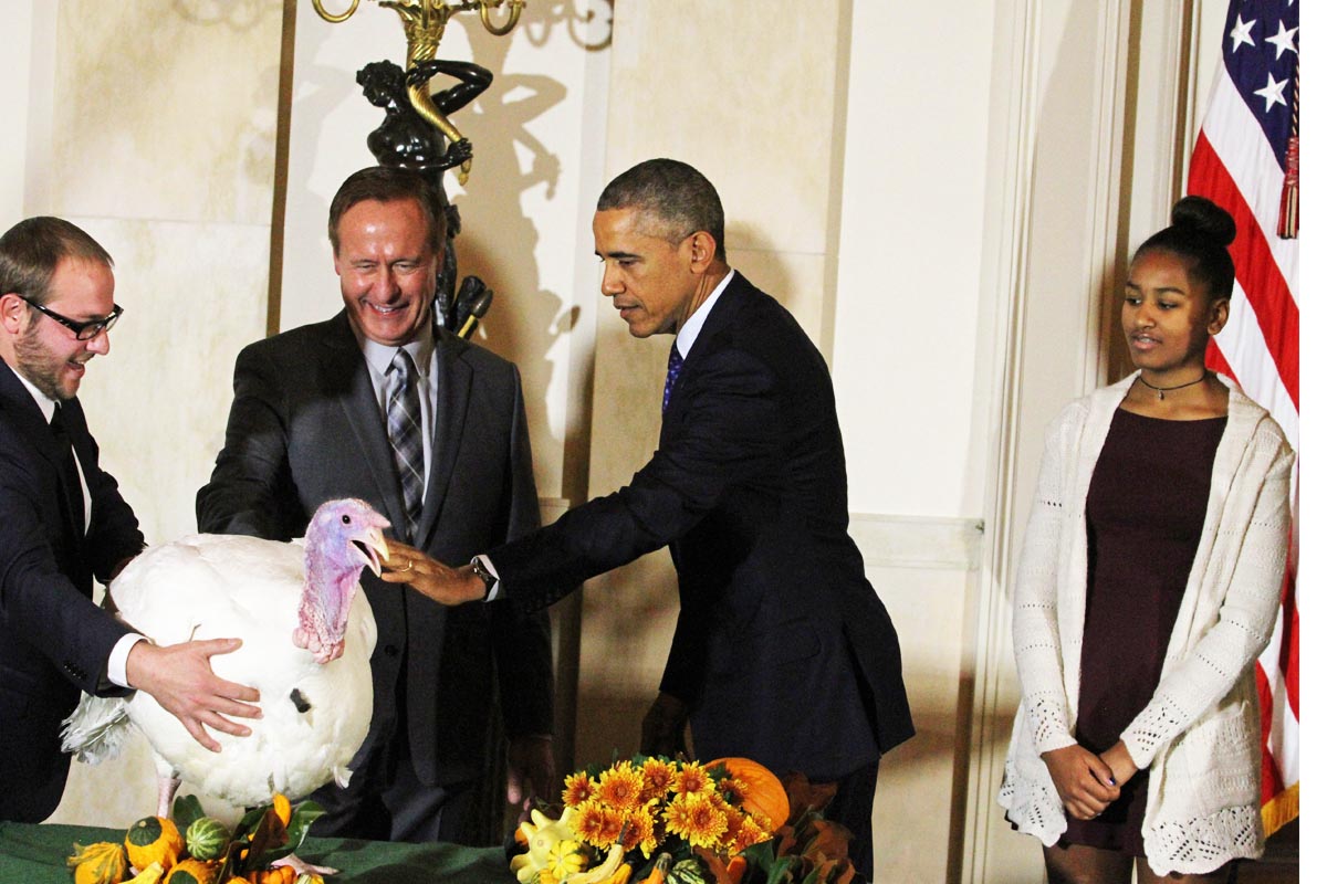 Barack Obama indulta a un pavo en la tradición anual (Foto: Getty)