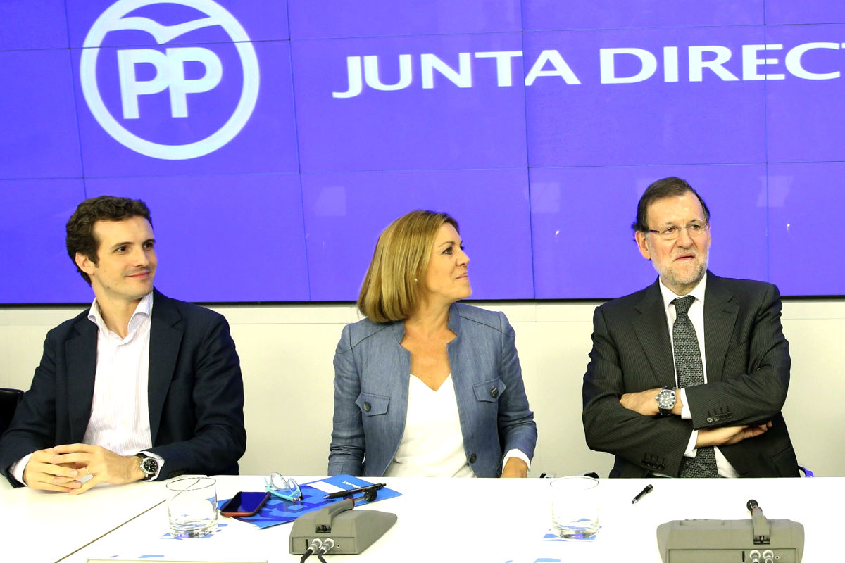 Pablo Casado, María Dolores de Cospedal y Mariano Rajoy en la Junta Directiva Nacional. (Foto: EFE)