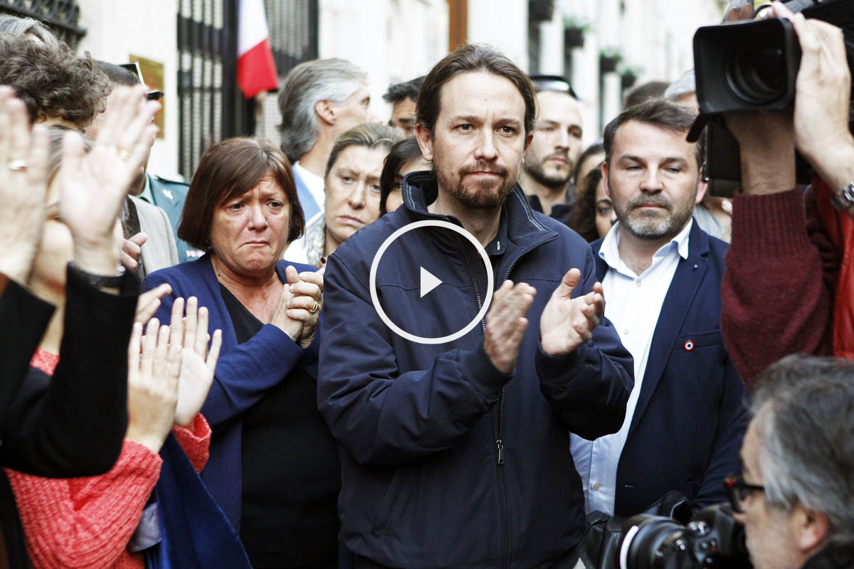 Pablo Iglesias ante la embajada francesa en Madrid en el homenaje a las víctimas de los atentados de París. (Foto: EFE)