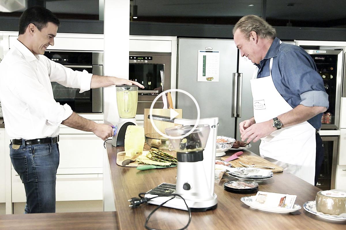 Pedro Sánchez, en la cocina con Bertín Osborne durante el programa emitido en TVE (Foto: EFE)
