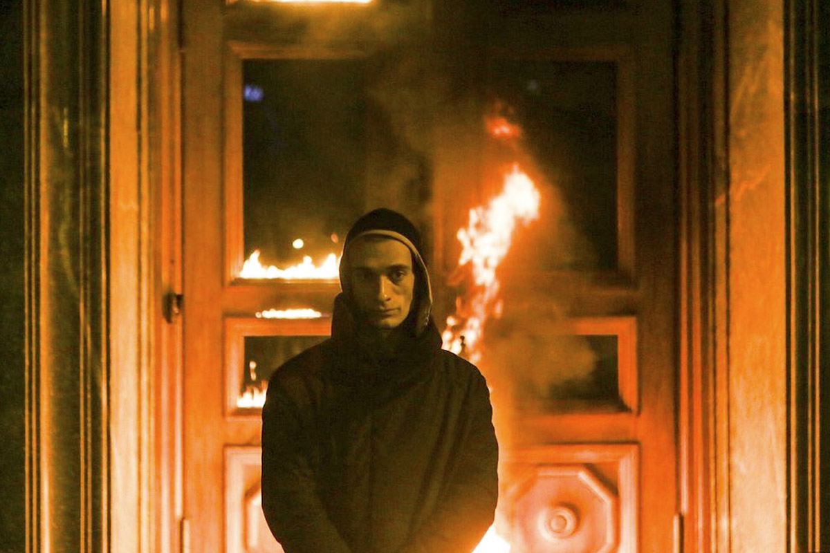 Piotr Pavlenski ha fotografiado su acción momentos antes de ser arrestado.
