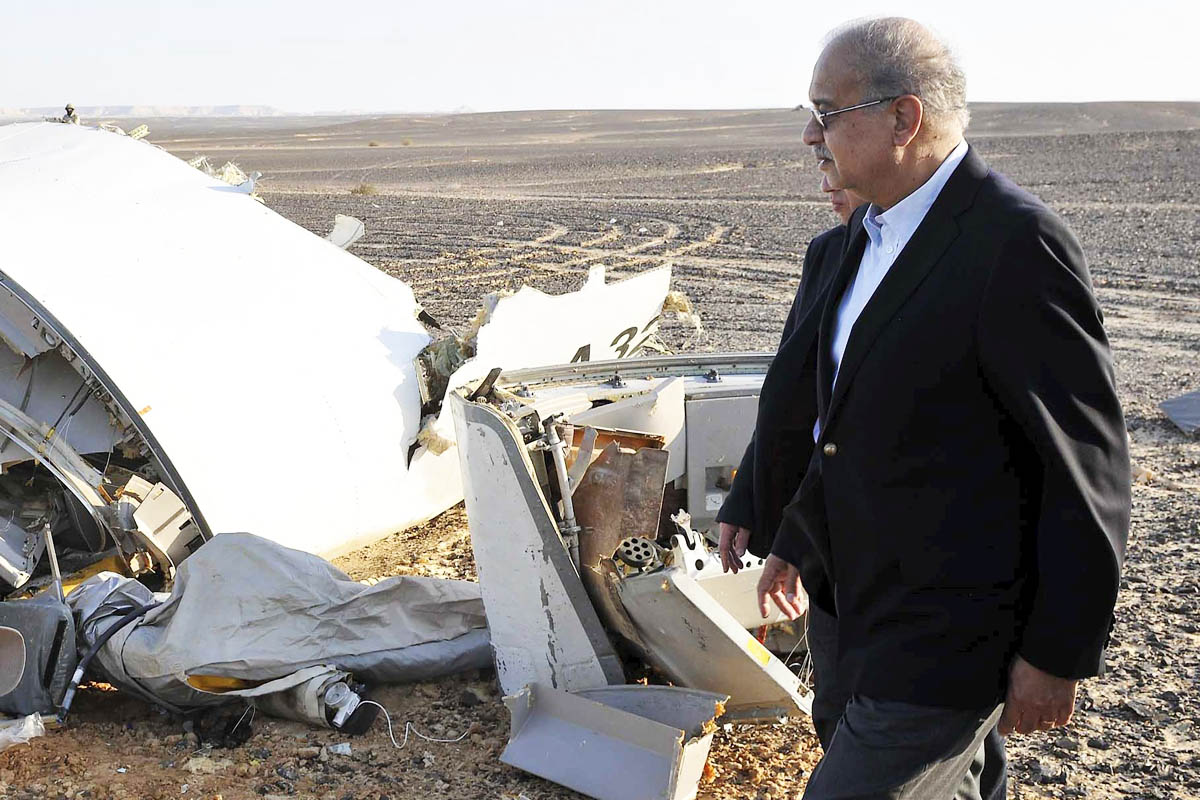 El primer ministro de Egipto Sherif Ismail, junto a los restos del avión (Foto: Reuters)