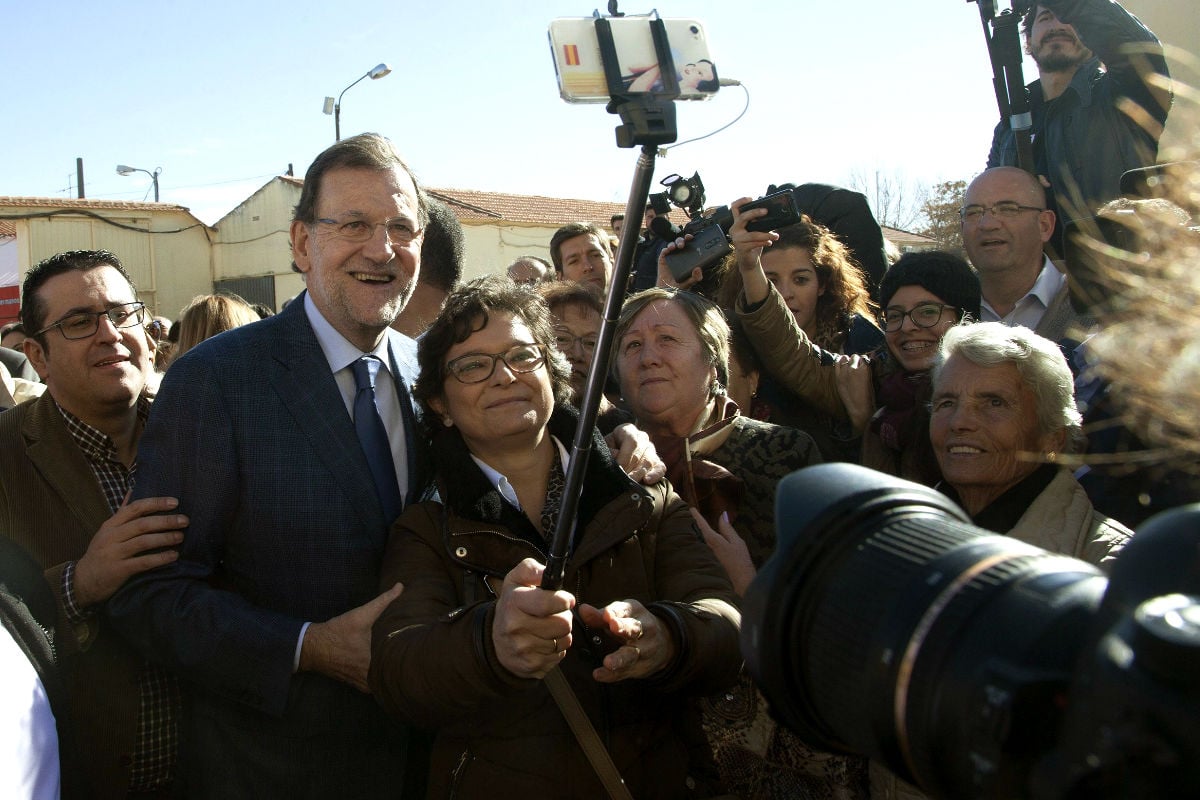Mariano Rajoy a su llegada a las Bodegas Taray de las Mesas, Cuenca. (FOTO: EFE)