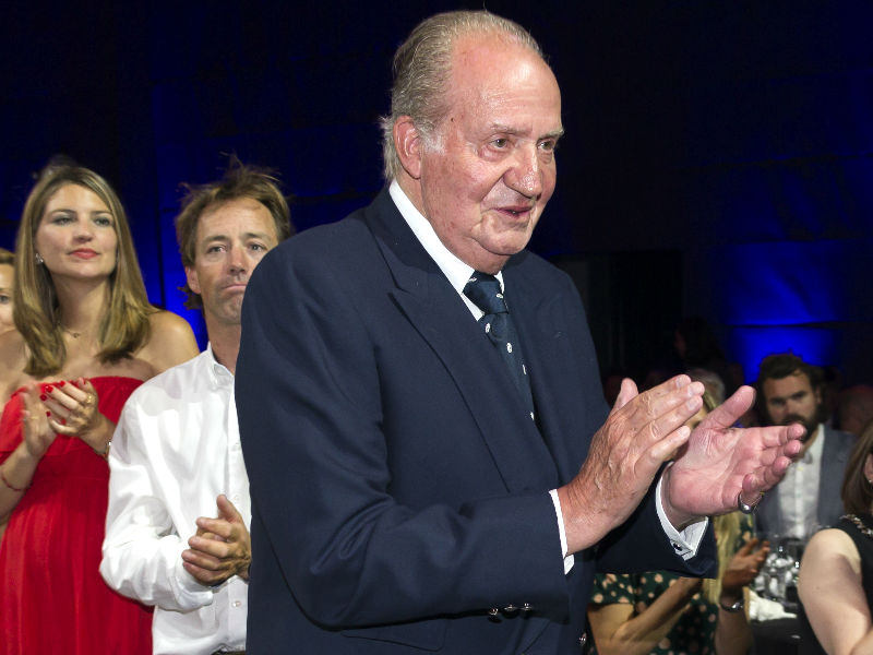 El Rey emérito Juan Carlos I, en la ceremonia final de la Volvo Ocean Race de Alicante (Foto: Getty)