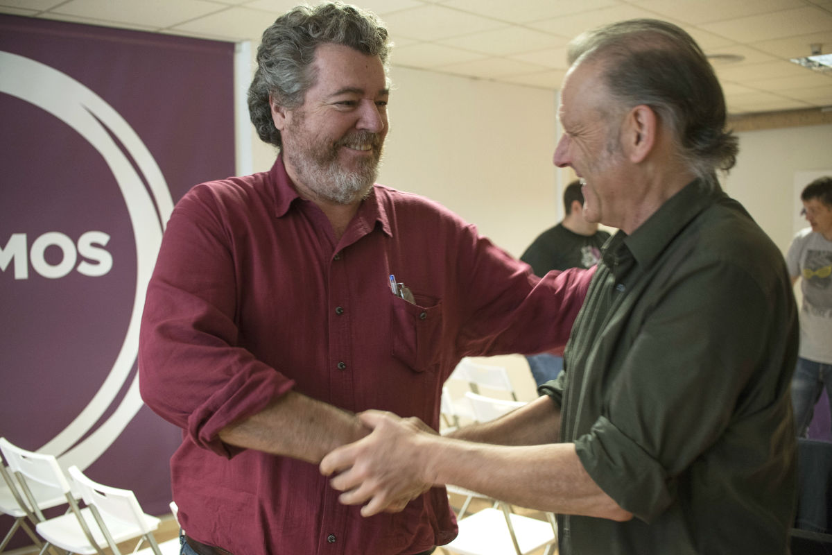 Juantxo López de Uralde saluda al también diputado Roberto Uriarte. (Foto: EFE)