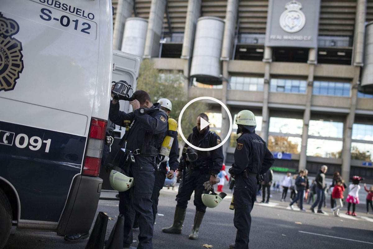 Muchísima seguridad en los alrededores del Santiago Bernabéu (Getty)