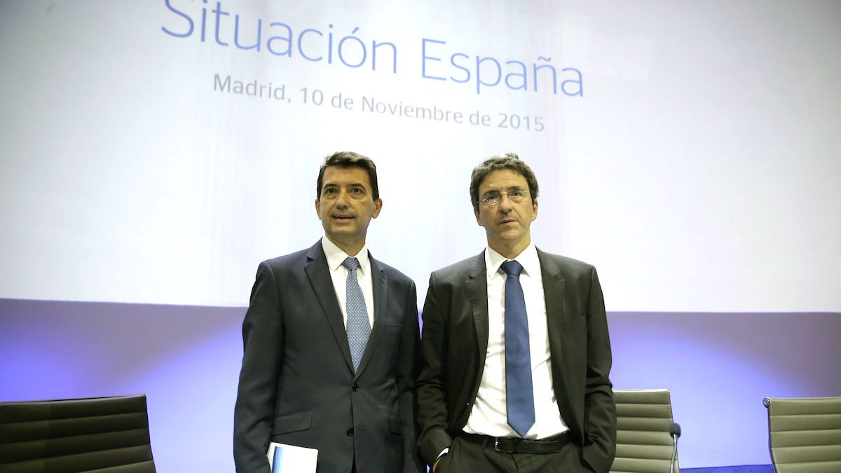 El economista jefe del Grupo BBVA, Jorge Sicilia (d), y el responsable de Análisis Macroeconómico de BBVA Research, Rafael Doménech. (Foto: EFE)
