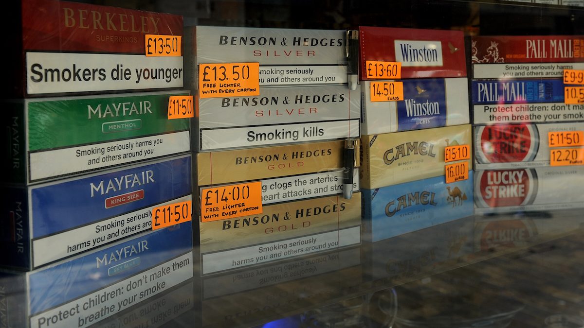 Cartones de tabaco en un escaparate de Gibraltar. (Foto: GETTY)