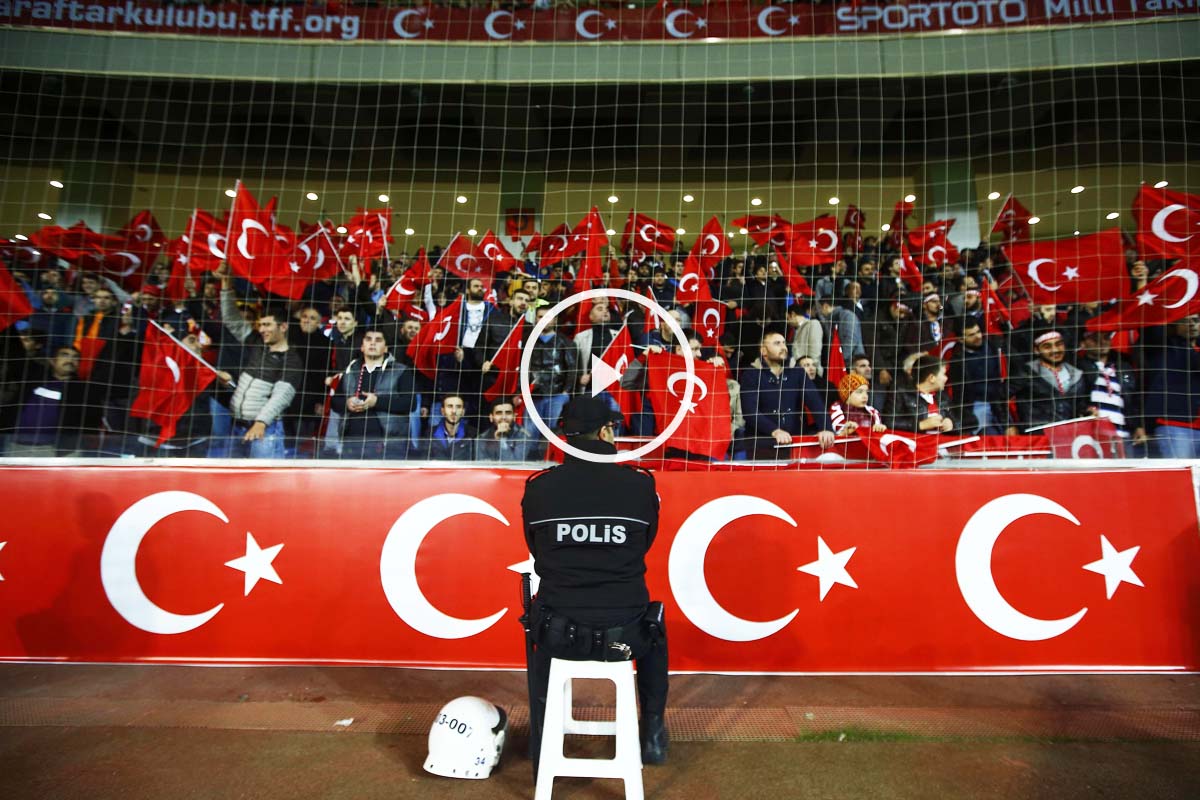 Aficionados turcos en Estambul durante el partido ante Grecia (Foto: Reuters)