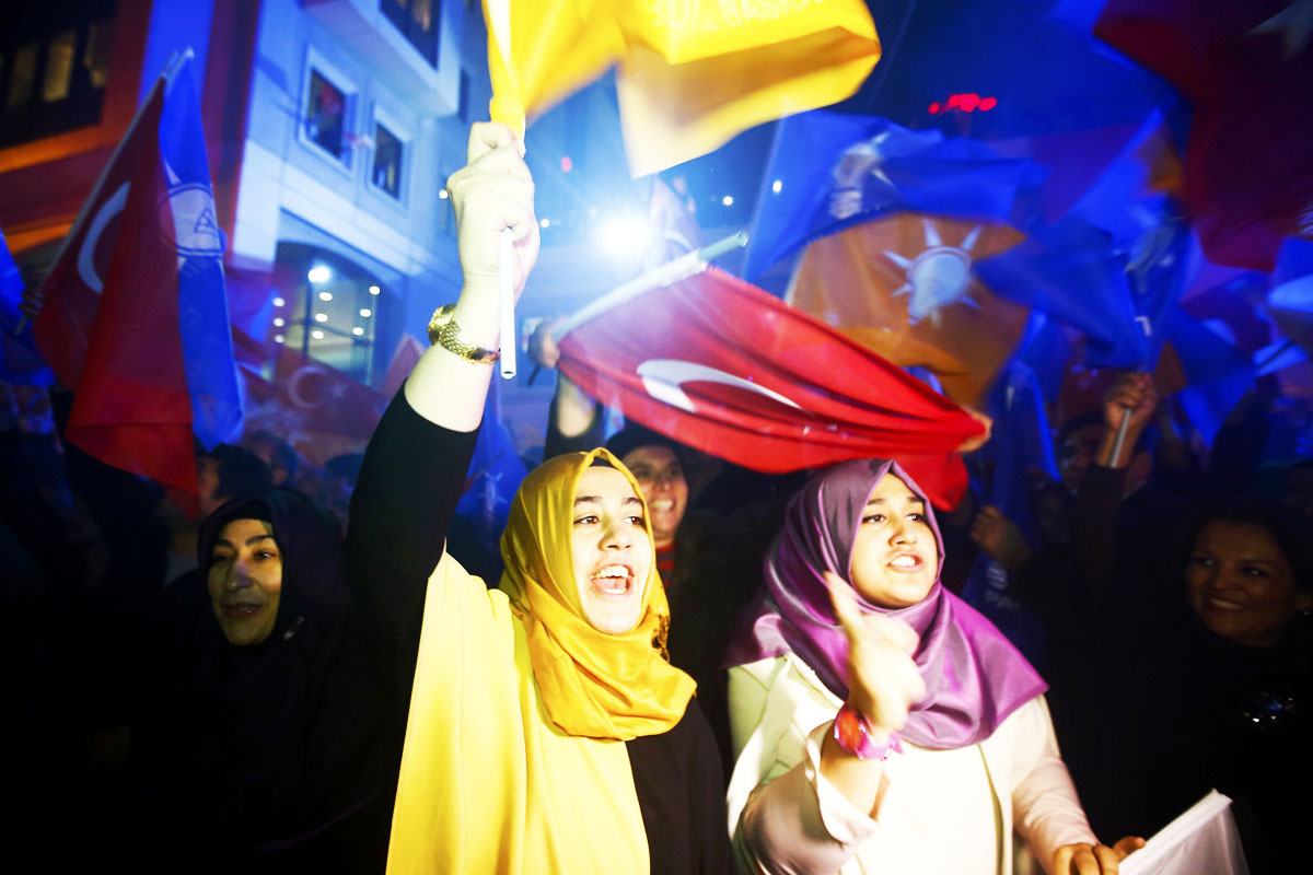 Jóvenes turcas celebran los resultados de las elecciones (Foto: Getty)