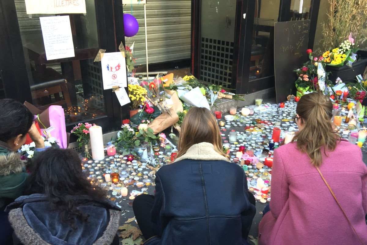 El pueblo francés se vuelca con las víctimas. (Foto: Nuria Val)