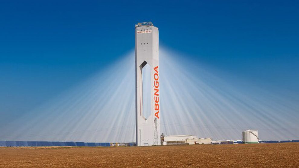 Planta solar de Abengoa en Solúcar, Sevilla. (Foto: Abengoa)