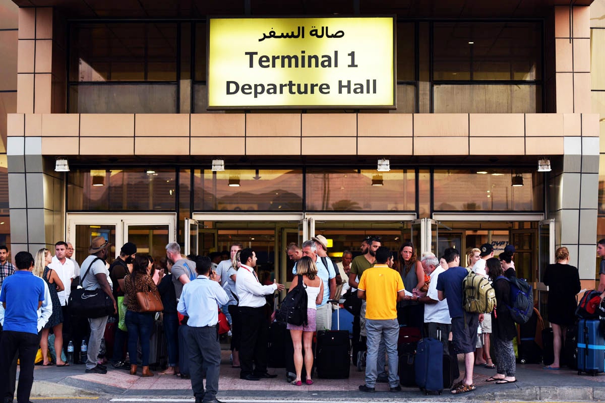 Pasajeros a las puertas del aeropuerto egipcio de Sharm el Sheij. (Foto: AFP)