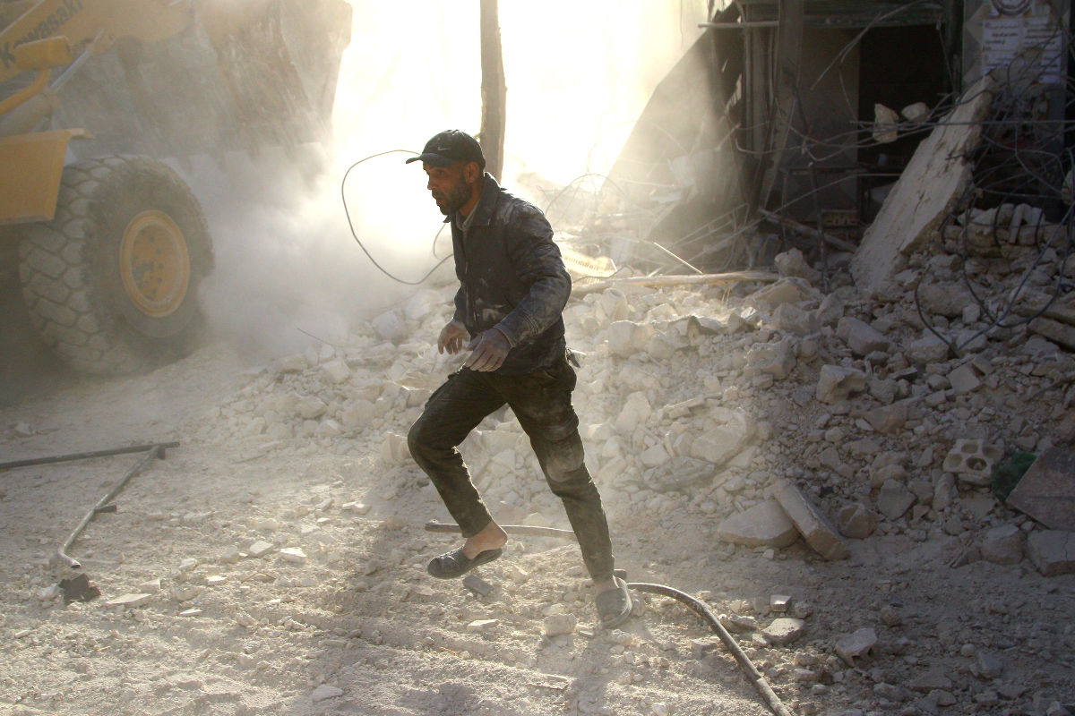 Ruinas en Alepo tras un bombardeo. (Foto: AFP)