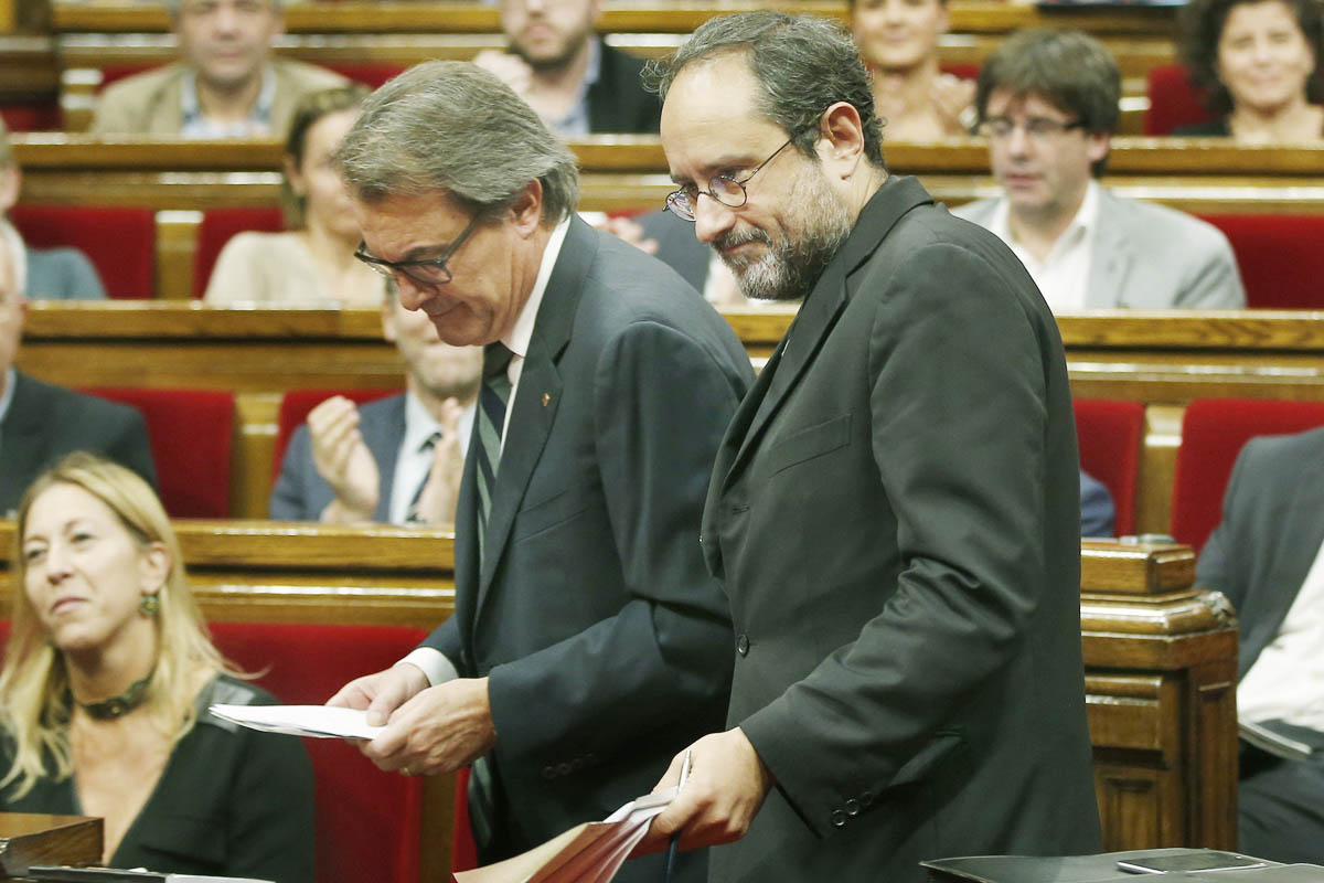 Artur Mas y Antonio Baños en la sesión de investidura en el Parlament de Cataluña. (Foto:EFE)