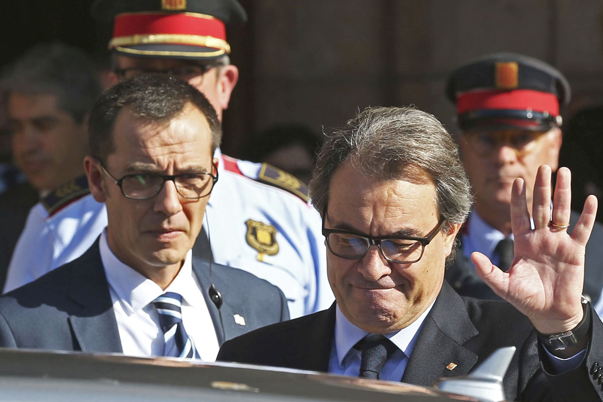 El presidente de la Generalitat en funciones abandonando el Parlament. (Foto: EFE)