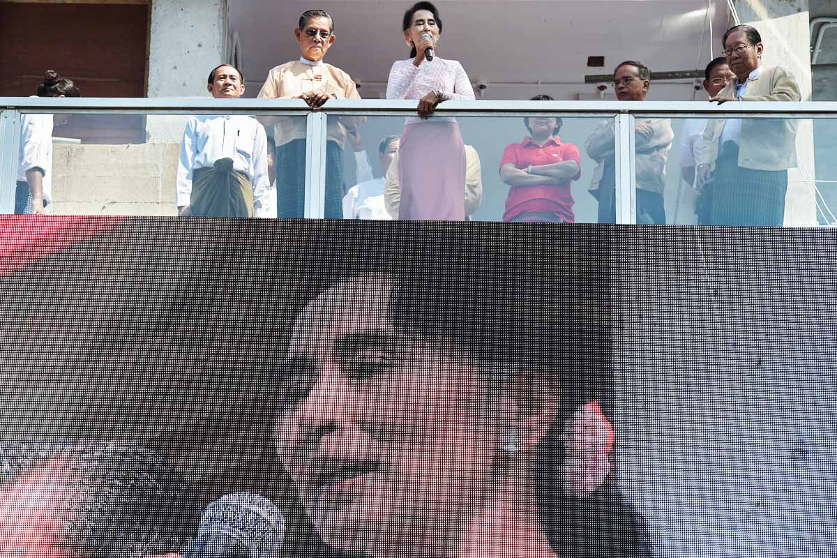 Aung San Suu Kyi se dirige a sus seguidores. (Foto: AFP)