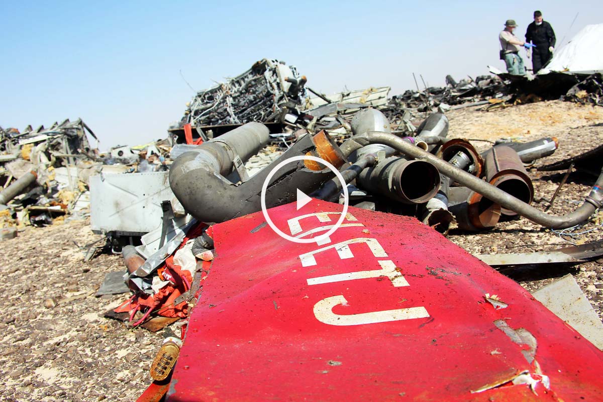 Restos del avión ruso que están siendo estudiados. (Foto: Getty)