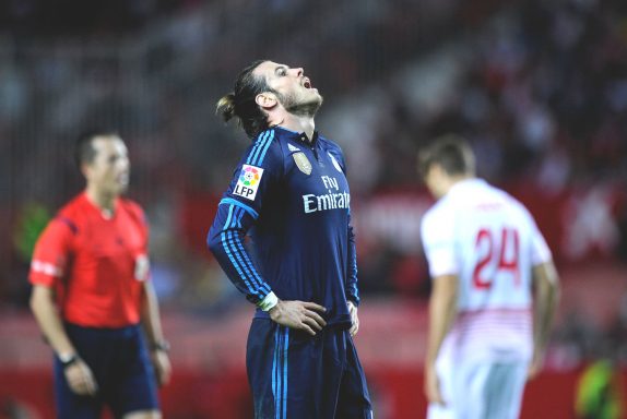 Bale se lamenta tras fallar un gol del Sevilla. (Getty)