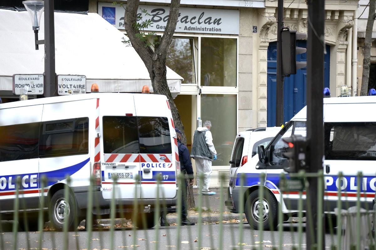 Coches policiales en la puerta de la sala Bataclan (Foto: AFP)