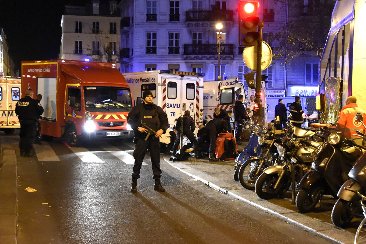 Dispositivo policial en los alrededores de la sala Bataclan (Foto: AFP)