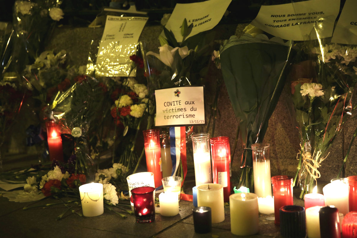 Velas en el lugar de los atentados de París