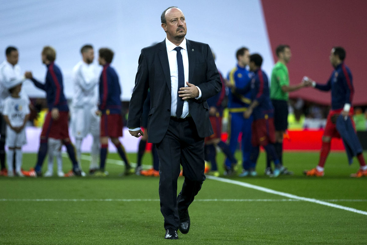 Rafa Benítez se dirige al banquillo tras el minuto de silencio en el Real Madrid-Barcelona. (Getty)