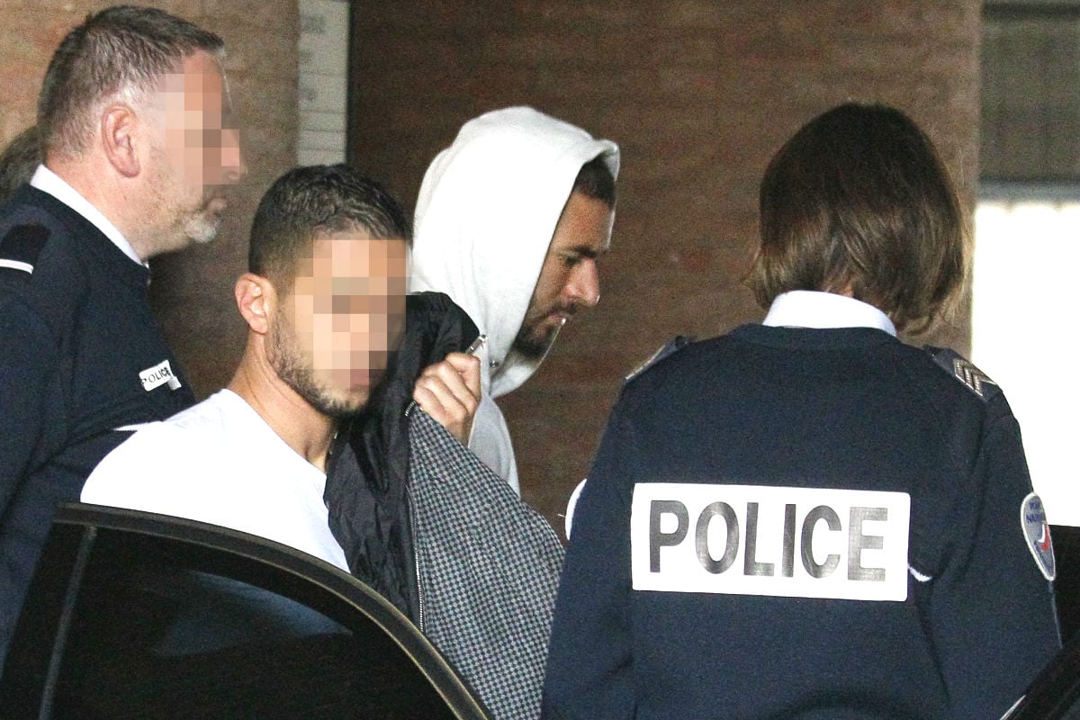 Benzema, a su llegada a los juzgados de París para declarar por el caso Valbuena. (AFP)