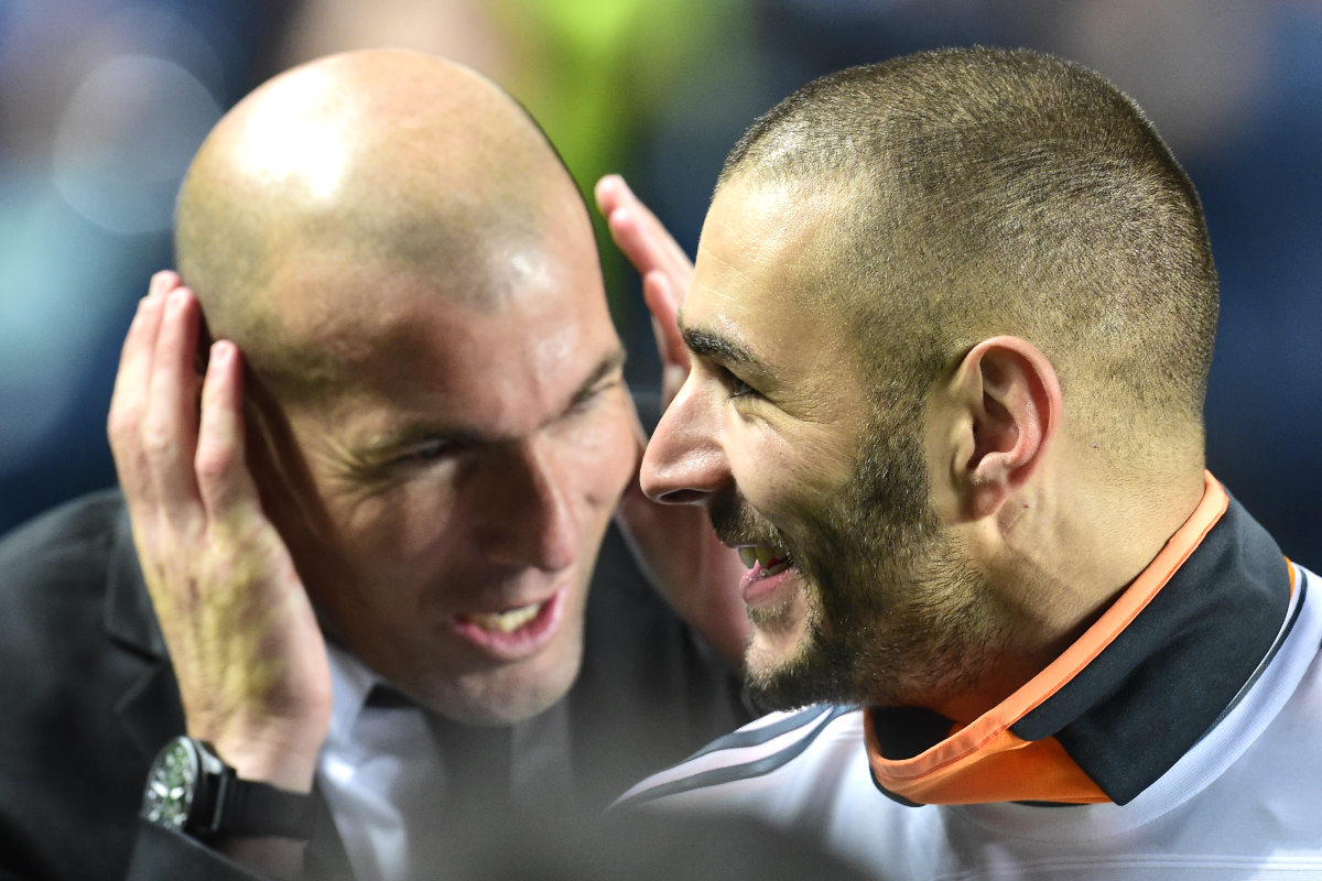 Zidane felicita a Benzema después de conseguir un título con el Madrid. (AFP)
