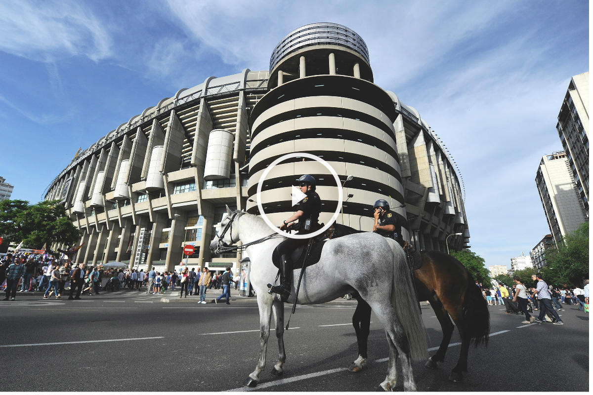 Agentes de policía custodian las inmediaciones del Santiago Bernabéu. (Getty)