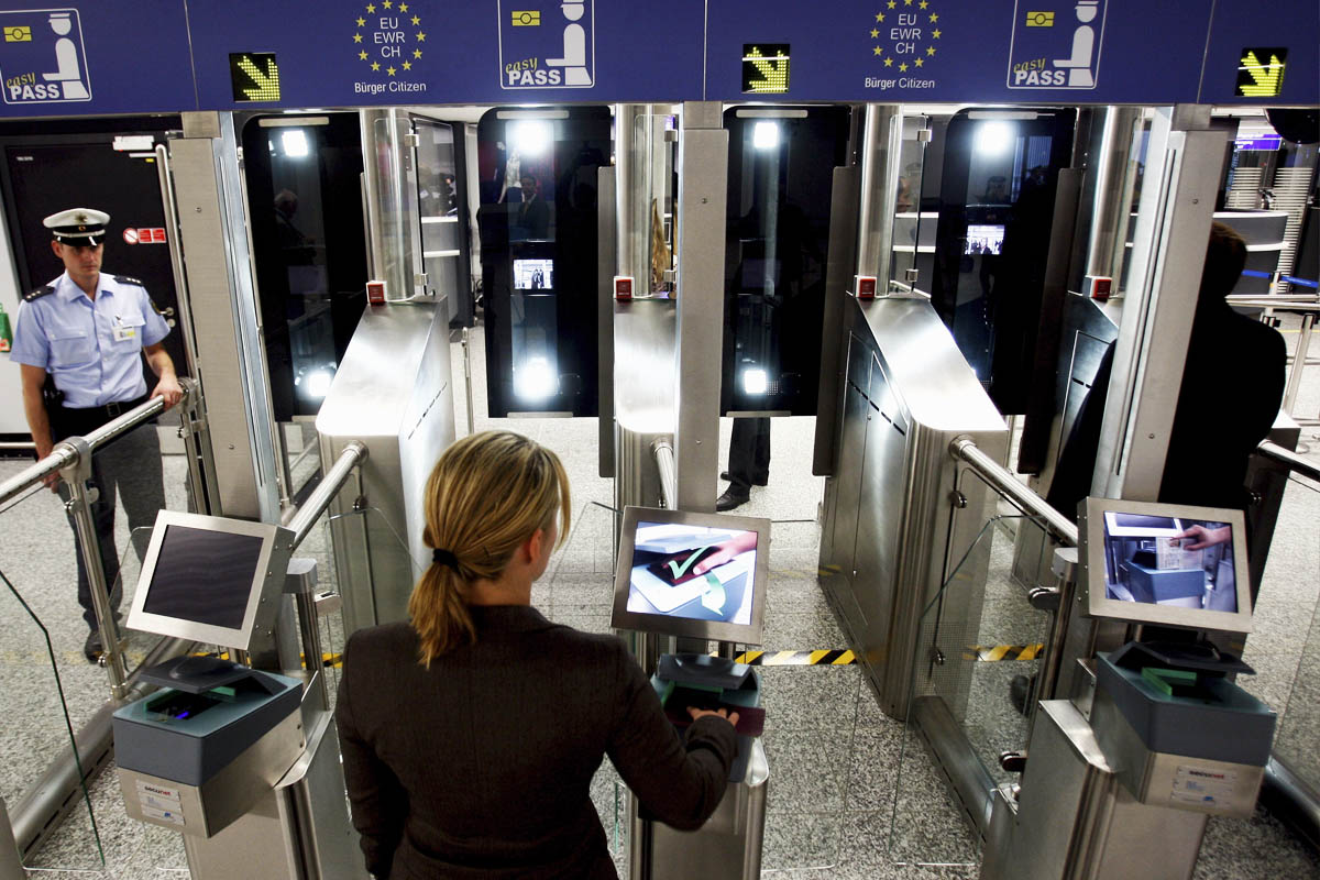Control biométrico en un aeropuerto alemán. (Foto: Getty)