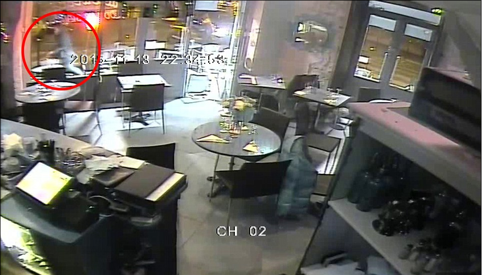 Видео нападения от лица террористов. Видеозапись с камер видеонаблюдения кафе. Видеозапись с камер видеонаблюдения кафе Париж расстрел. Теракт в Питере в ресторане. Расстрел людей в парижском кафе.