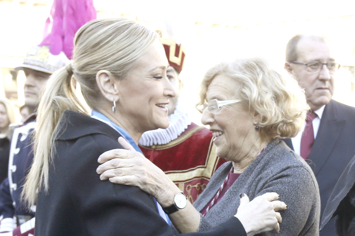 Cristina Cifuentes, presidenta de la Comunidad de Madrid, y Manuela Carmena, alcaldesa de la capital. (Foto: EFE)