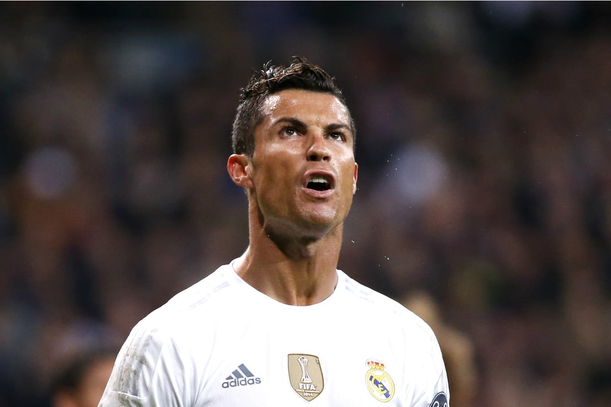 Cristiano Ronaldo mira a la grada en un partido en el Bernabéu. (Getty)