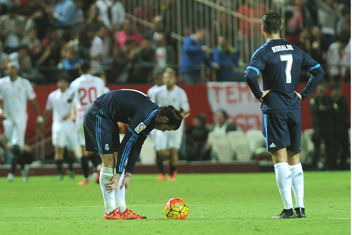 Cristiano y Bale, en el círculo central tras encajar un gol en el Pizjuán. (AFP)