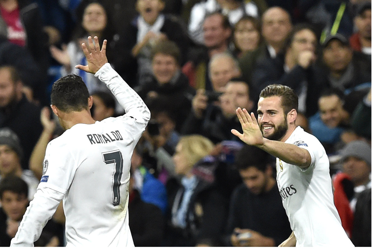 Cristiano Ronaldo felicita a Nacho por su gol al PSG. (AFP)