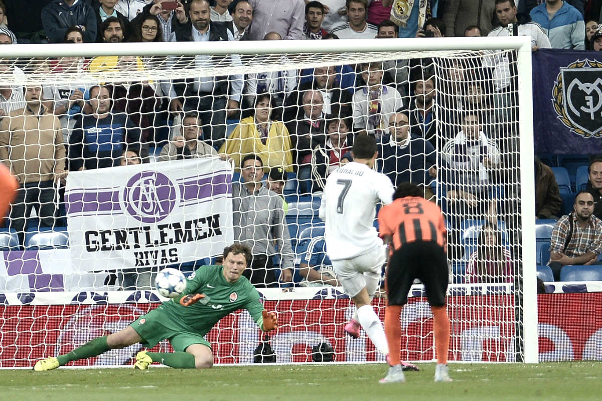 Cristiano Ronaldo lanza un penalti en el partido ante el Shakhtar. (Getty)